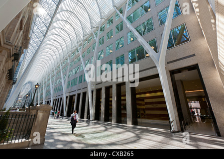 Geschäftsmann, ein Spaziergang durch die Galleria Atrium, Brookfield Place, früher bekannt als BCE Place, Toronto, Ontario, Kanada Stockfoto