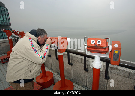 Odusan, Mann auf der Suche durch eine Fernsichtgeraet auf eine Aussichtsplattform Odusan Vereinigung Sternwarte Stockfoto