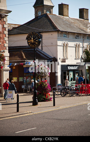 Die Uhr vor dem Rathaus in Christchurch Dorset England UK Stockfoto