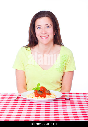 Hübsche Frau mit Spaghetti und Fleischbällchen Porträt Stockfoto