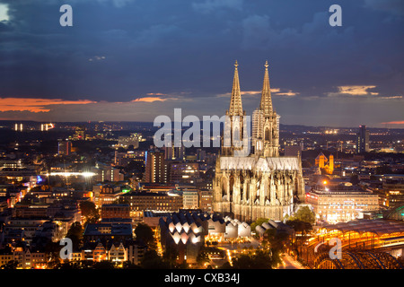 beleuchtete Kölner Dom während der blauen Stunde, Köln, Nordrhein-Westfalen, Deutschland, Europa Stockfoto