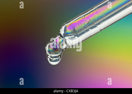 Pipette mit ein Tröpfchen polarisierte im Hintergrund Stockfoto