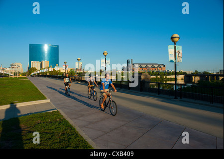 USA Indiana Indianapolis IN historischen alten Washington Street Fußgängerbrücke alte Route 40 National Road Radfahrer Stockfoto