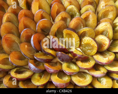 halbierte Zwetschgen auf ein Pflaumenmus Kuchen fertig backen / Halbierte Zwetschgen Auf Einems Zwetschgenkuchen Fertig Zum Backen Stockfoto