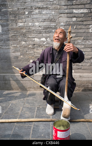 Blinder Mann als Straßenmusikant auf Straße im alten Bezirk von Peking beliebt bei Touristen am Houhai China Stockfoto