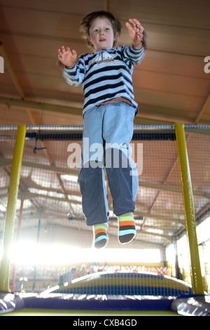 Rostock, springt Kind auf einem Trampolin im Kinderland Rostock Stockfoto