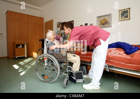 Seniorenbetreuung in Priessnitzhaus Stockfoto