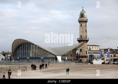 Alter Leuchtturm Warnemünde und Teekanne Stockfoto