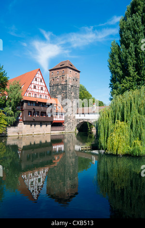 Ansicht des historischen Wine Vault oder Weinstadel, Wasserturm und Henkers Weg oder Henkersteg Ufer der Pegnitz in Nürnberg, Deutschland Stockfoto