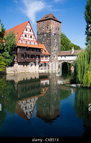 Ansicht des historischen Wine Vault oder Weinstadel, Wasserturm und Henkers Weg oder Henkersteg Ufer der Pegnitz in Nürnberg, Deutschland Stockfoto