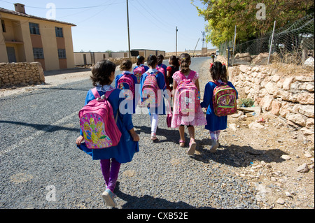 Schülerinnen und Schüler im Oguz Village (antike Stadt von Dara), Mardin, Türkei Stockfoto