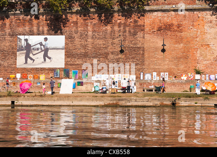 Ausstellung der fotografischen Kunst Darstellung der Tragödie des Krieges von Reza am Ufer des Flusses Garonne Toulouse Midi-Pyrenäen Frankreich Stockfoto