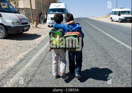 Schülerinnen und Schüler im Oguz Village (antike Stadt von Dara), Mardin, Türkei Stockfoto