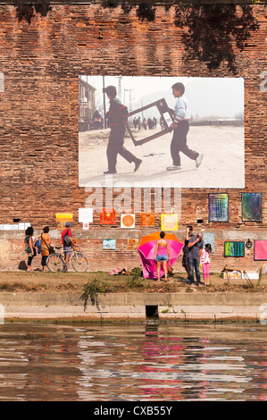 Ausstellung der fotografischen Kunst Darstellung der Tragödie des Krieges von Reza am Ufer des Flusses Garonne Toulouse Midi-Pyrenäen Frankreich Stockfoto