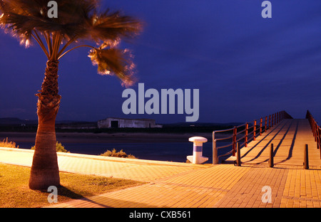 Conil, Brücke über den Fluss am Abend Stockfoto