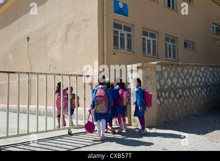 Schülerinnen und Schüler im Oguz Village (antike Stadt von Dara), Mardin, Türkei Stockfoto