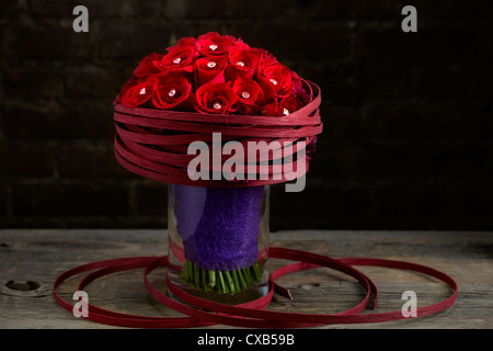 Rote Rose und lila Chrysanthemen Blumen-Arrangement Stockfoto