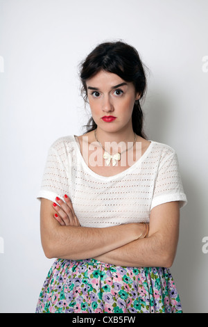 Verärgert Angry Woman in floralen Rock Studioaufnahme Stockfoto