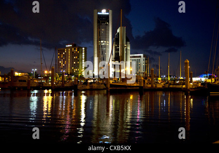 Eine Küstenlinie Plaza in der Nacht an der Küste von Corpus Christi, Texas, USA. Stockfoto