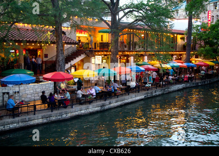 Bunte Regenschirme in der Casa Rio Restaurant entlang der River Walk in San Antonio, Texas, USA. Stockfoto