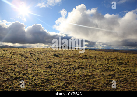 Gipfel-Cairn und Walker an der Spitze der Geal Charn einer der schottischen Mondadhliath Berge Stockfoto