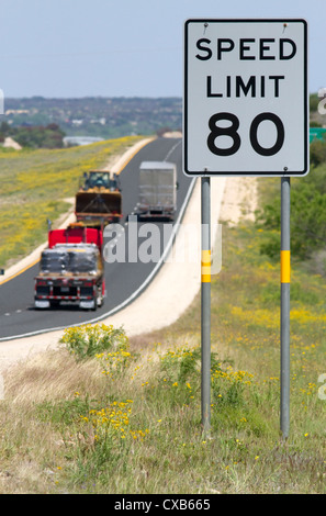 Höchstgeschwindigkeit 80 km/h Schild entlang der Interstate 10 in West-Texas, USA. Stockfoto