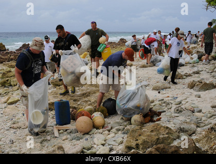 Service-Mitglieder und Bewohner von Diego Garcia, Britisches Territorium im Indischen Ozean, bereinigen Sie Müll an Barton Punkt September 13, 2012. Mehr als 130 Mitarbeiter besuchte Strand Reinigung, Unterstützung bei der Sammlung von 4.100 Pfund Müll. Stockfoto