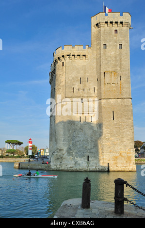Der mittelalterliche Turm Tour Saint-Nicolas im alten Hafen / Vieux Port in La Rochelle, Charente-Maritime, Frankreich Stockfoto