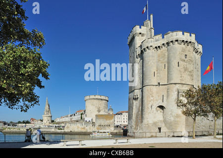 Die Türme tour De La Chaîne und Tour Saint-Nicolas im alten Hafen / Vieux Port in La Rochelle, Charente-Maritime, Frankreich Stockfoto