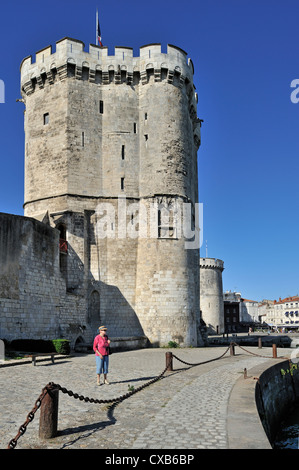 Der mittelalterliche Turm Tour Saint-Nicolas im alten Hafen / Vieux-Port, La Rochelle, Charente-Maritime, Poitou-Charentes, Frankreich Stockfoto