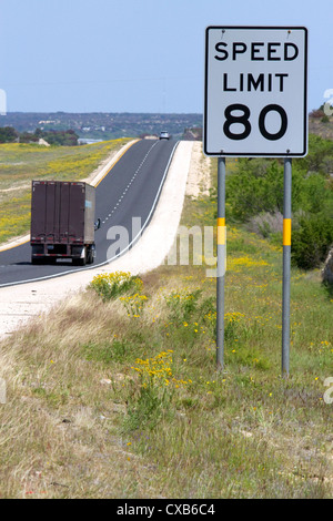 Höchstgeschwindigkeit 80 km/h Schild entlang der Interstate 10 in West-Texas, USA. Stockfoto