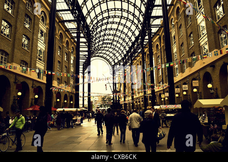 Hays Galleria auf der Themse mit Käufern durch Fuß Stockfoto