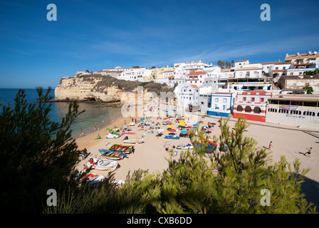 ALGARVE, PORTUGAL. Der Strand und die Stadt an der Praia Carvoeiro. 2012. Stockfoto