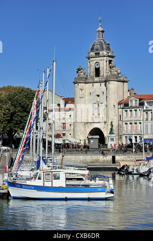 Die Stadt Tor Grosse Horloge im alten Hafen / Vieux Port in La Rochelle, Charente-Maritime, Frankreich Stockfoto