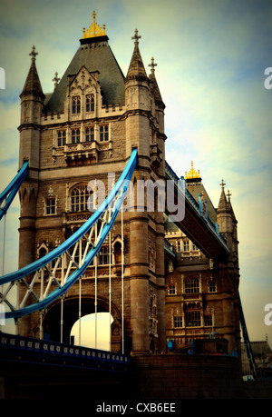 Künstlerische Bild der Tower Bridge am Ufer der Themse an einem sonnigen Tag Stockfoto