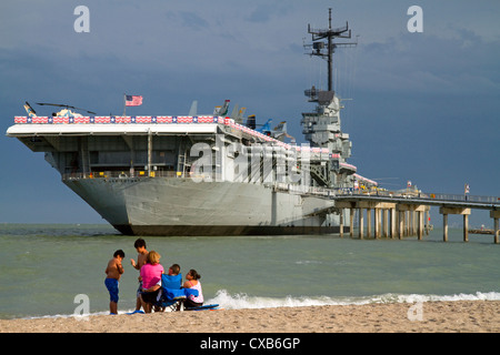 Die USS Lexington, Flugzeugträger der Essex-Klasse ist ein Museumsschiff, gelegen in der Bucht in Corpus Christi, Texas, USA. Stockfoto