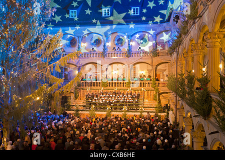 ERÖFFNUNG DES WEIHNACHTSMARKT, KONZERT IM INNENHOF DER ALTEN BURG, ALTES SCHLOSS, STUTTGART, BADEN-WÜRTTEMBERG, DEUTSCHLAND Stockfoto