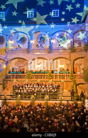 ERÖFFNUNG DES WEIHNACHTSMARKT, KONZERT IM INNENHOF DER ALTEN BURG, ALTES SCHLOSS, STUTTGART, BADEN-WÜRTTEMBERG, DEUTSCHLAND Stockfoto