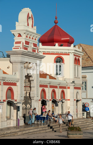 ALGARVE, PORTUGAL. Der farbenfrohe Stadtmarkt aufbauend auf Praca de Republica in Loulé. 2012. Stockfoto