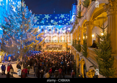 ERÖFFNUNG DES WEIHNACHTSMARKT, KONZERT IM INNENHOF DER ALTEN BURG, ALTES SCHLOSS, STUTTGART, BADEN-WÜRTTEMBERG, DEUTSCHLAND Stockfoto