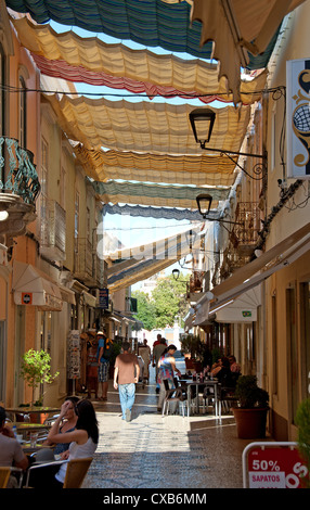 ALGARVE, PORTUGAL. Eine Straße mit Markisen in der Markt-Stadt Loule. 2012. Stockfoto