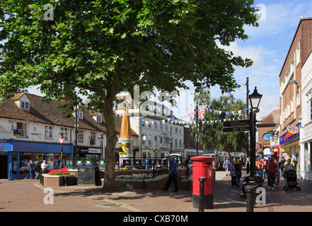 Verkehrsberuhigten Einkaufszone mit Käufern im Stadtzentrum. High Street, Ashford, Kent, England, UK, Großbritannien Stockfoto