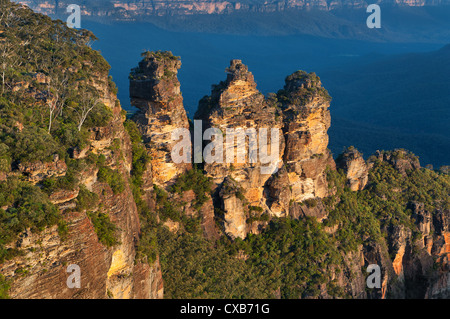 Die Felsformation der drei Schwestern Jamison Valley überragt. Stockfoto