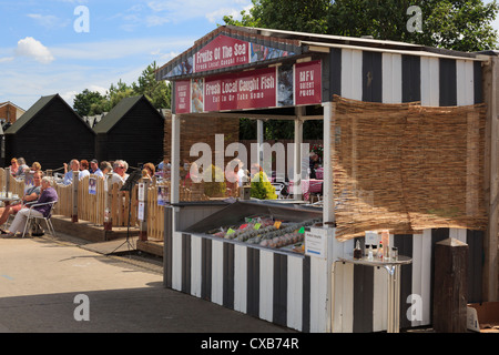 Meeresfrüchte Stall zu verkaufen lokale gefangen frische Muscheln auf Whitstable Fischerei Hafen Kai in Whitstable, Kent, England, UK, Großbritannien Stockfoto