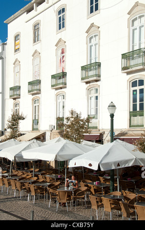 ALGARVE, PORTUGAL. Ein Café am Praca da Republica in der historischen Stadt Tavira. 2012. Stockfoto