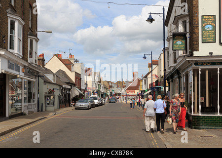 Blick entlang der Haupteinkaufsstraße im Stadtzentrum von Whitstable. High Street, Whitstable, Kent, England, UK, Großbritannien Stockfoto