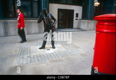 Makler arbeiten an der London International Financial Futures Exchange (LIFFE) Fuß durch die Straßen der Stadt zur Mittagszeit. Der LIFFE Austausch war einmal wo Derivate, Optionen, Futures und ihre Verträge in einem Rausch von Arm und Hand ausdrücken ausgetauscht wurden die Preise und Mengen zu kommunizieren. Stockfoto