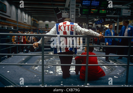 Futures und Rohstoffe Händler an der LIFFE Austausch während der 1990er Jahre, City of London. Stockfoto