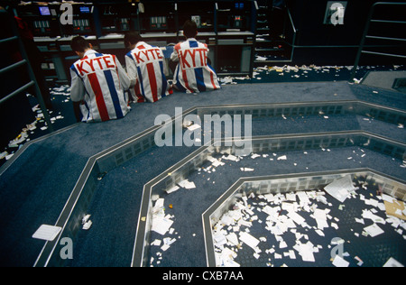 Futures und Rohstoffe Händler an der LIFFE Austausch während der 1990er Jahre, City of London. Stockfoto