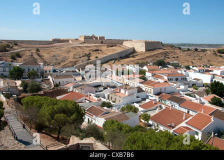 ALGARVE, PORTUGAL. Die Stadt und Festung Castro Marim im äußersten Südosten der Provinz. 2012. Stockfoto